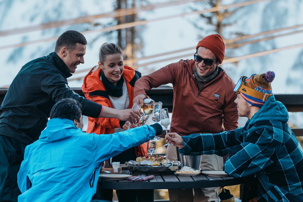 #СериалДня — «Красная Поляна»⛷️
После неудачной сделки обаятельная аферистка (Рината Тимербаева) решает сбежать из Москвы на горнолыжный курорт Краснодарского края | Сетка — социальная сеть от hh.ru