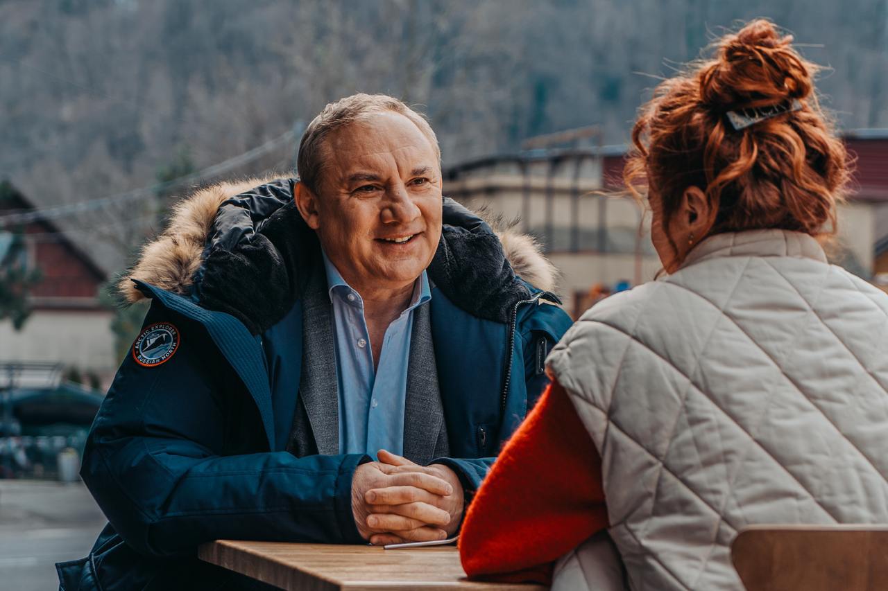 #СериалДня — «Красная Поляна»⛷️
После неудачной сделки обаятельная аферистка (Рината Тимербаева) решает сбежать из Москвы на горнолыжный курорт Краснодарского края | Сетка — социальная сеть от hh.ru