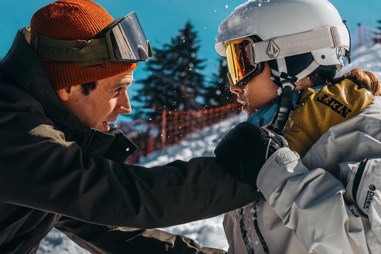 #СериалДня — «Красная Поляна»⛷️
После неудачной сделки обаятельная аферистка (Рината Тимербаева) решает сбежать из Москвы на горнолыжный курорт Краснодарского края | Сетка — социальная сеть от hh.ru