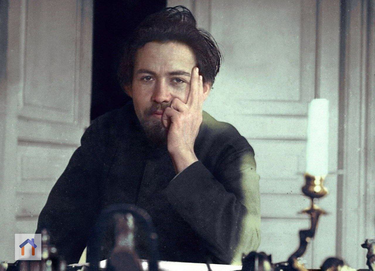 Праздники встречаю уныло... Денег нет.
Сижу на бобах... Надеялся получить из одного места и получил нос... Благо, долгов мало и не брал авансов.
А. П. Чехов, письма, 1884 г. | Сетка — социальная сеть от hh.ru