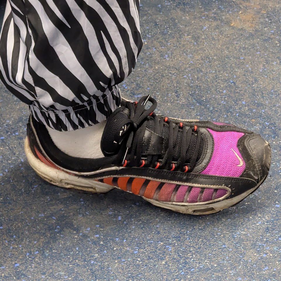 ЗЕБРОСТАЙЛ 😄
Прям зарябило и заполосило в глазах!
И это — Air Max Tailwind 4 "Purple Gradient"
🔹В 70-х годах инженер НАСА Фрэнк Руди работал над герметизацией плотных газов в резиновых мембранах, когд... | Сетка — социальная сеть от hh.ru