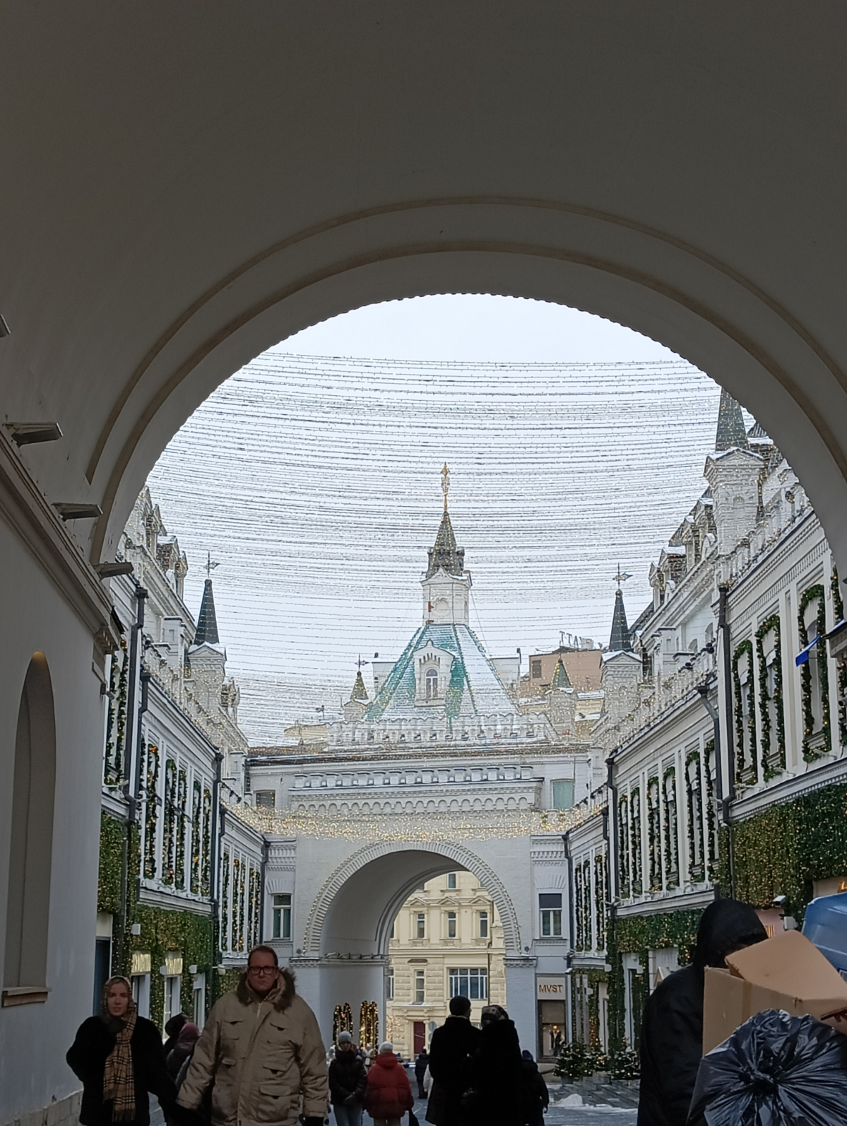 Одной из традиций меня и моих друзей является ежегодная поездка в Москву после нового года, в этот раз город был невероятно красиво украшен | Сетка — социальная сеть от hh.ru