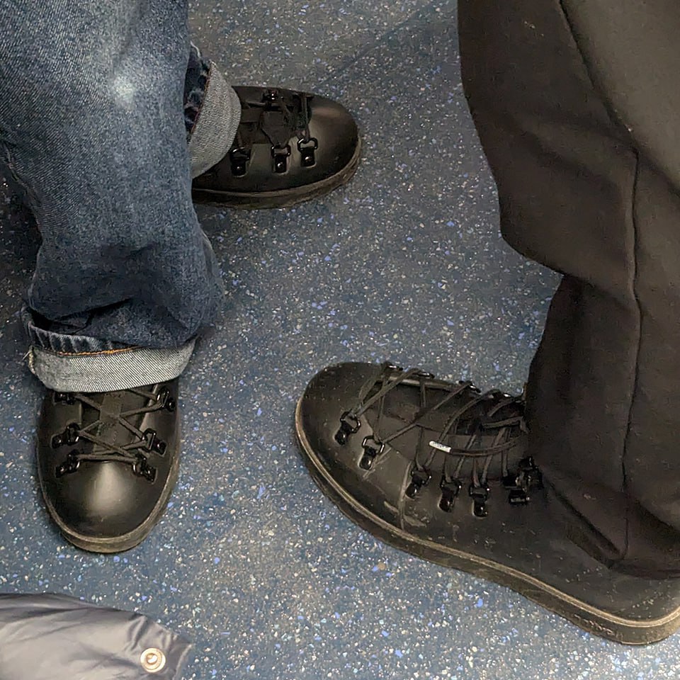 СЕМЕЙНОЕ! 😍😍
Явное признание качества обуви — вся семья носит одну, две марки, а даже и модель, как в данном случае 🤩 
И это — Native Fitzsimmons
🔹Канадская 🇨🇦 обувная компания Native Shoes была основ... | Сетка — социальная сеть от hh.ru