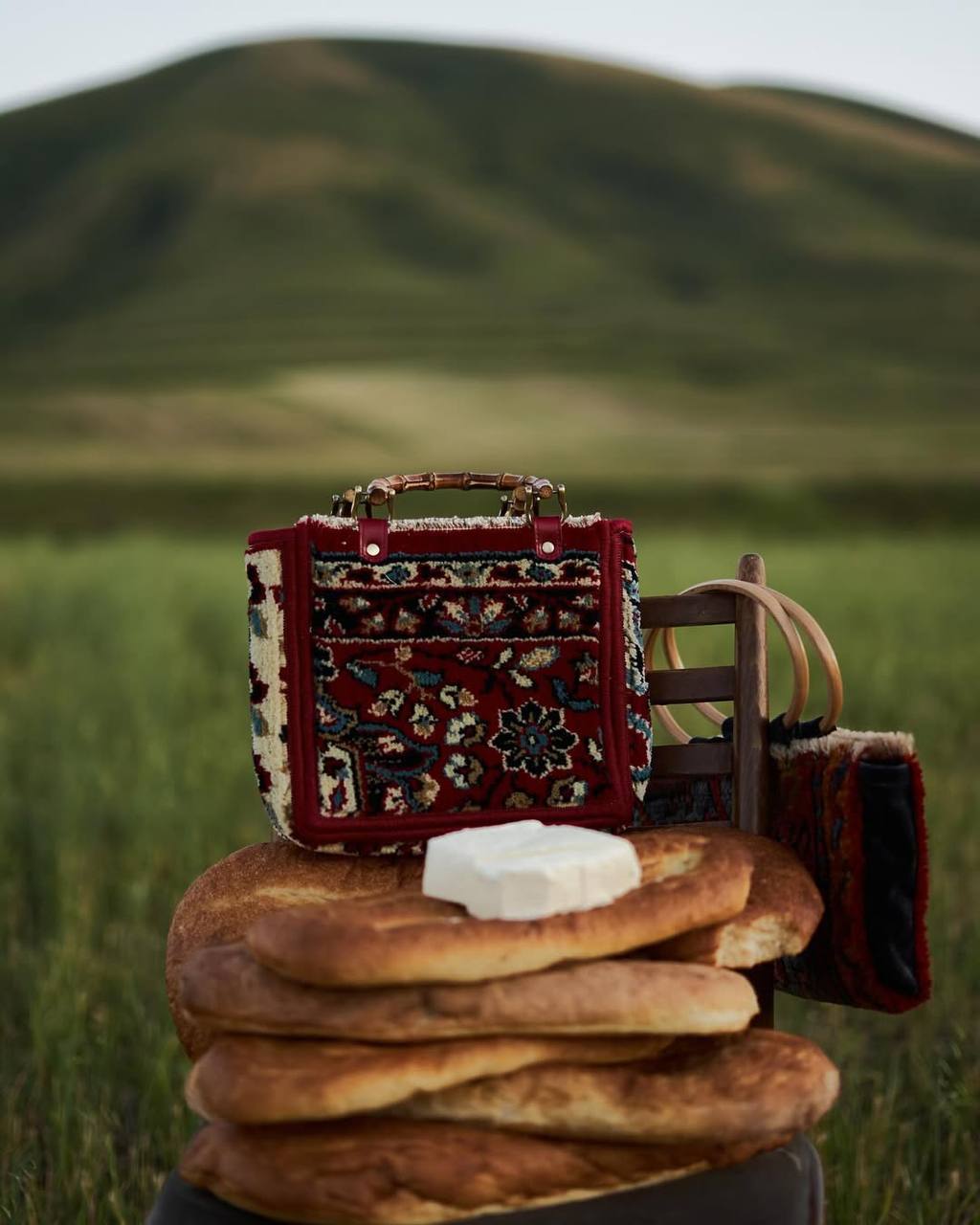 Каждый раз остаёмся в полном восторге от того, что делает SovushkaS Bag. Эти топы, сумки и джинсы из винтажных армянских ковров — настоящие wearable art | Сетка — социальная сеть от hh.ru