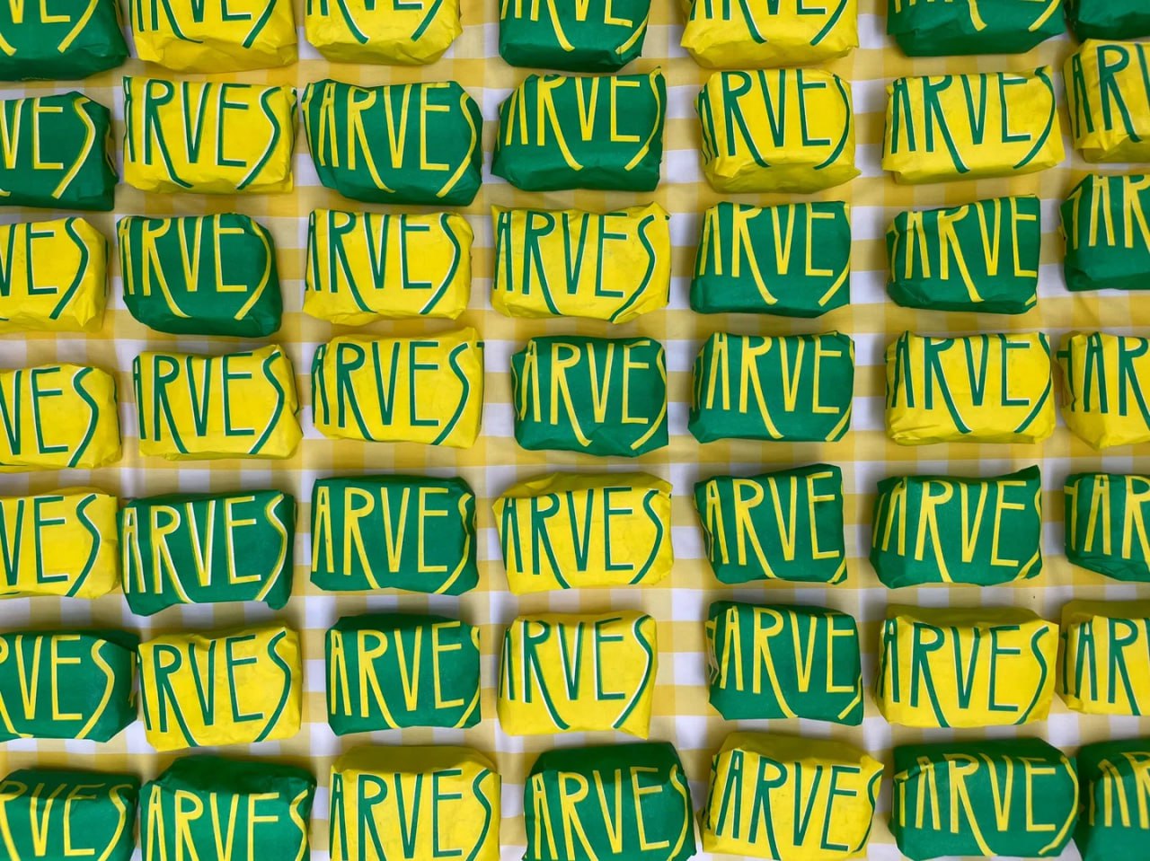 Фирменный стиль Harvest: яркие цвета, ризография и рукописный шрифт
Айдентика отражает главную миссию — превращать приемы пищи в значимые ритуалы.
The Bytheway | Сетка — социальная сеть от hh.ru