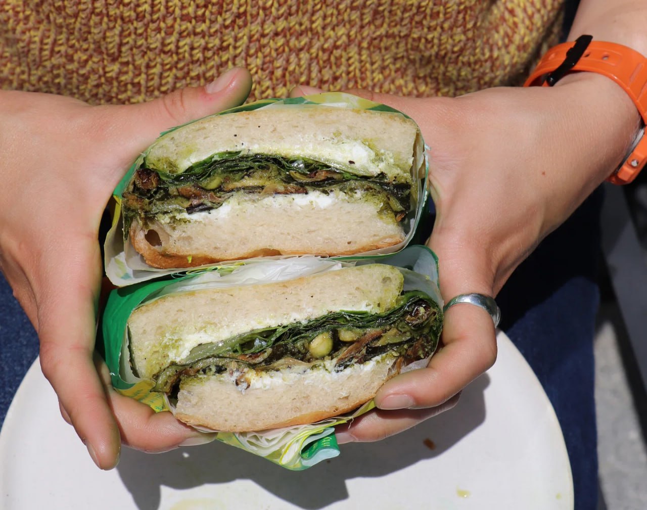 Фирменный стиль Harvest: яркие цвета, ризография и рукописный шрифт
Айдентика отражает главную миссию — превращать приемы пищи в значимые ритуалы.
The Bytheway | Сетка — социальная сеть от hh.ru