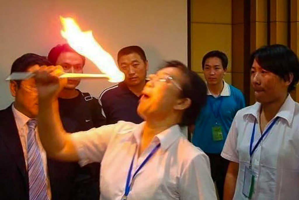 Тимбилдинг в Китае зашел слишком далеко:
60 сотрудников в #Китае были вынуждены проглотить огонь в рамках #тимбилдинга, направленного на повышение #уверенности | Сетка — социальная сеть от hh.ru
