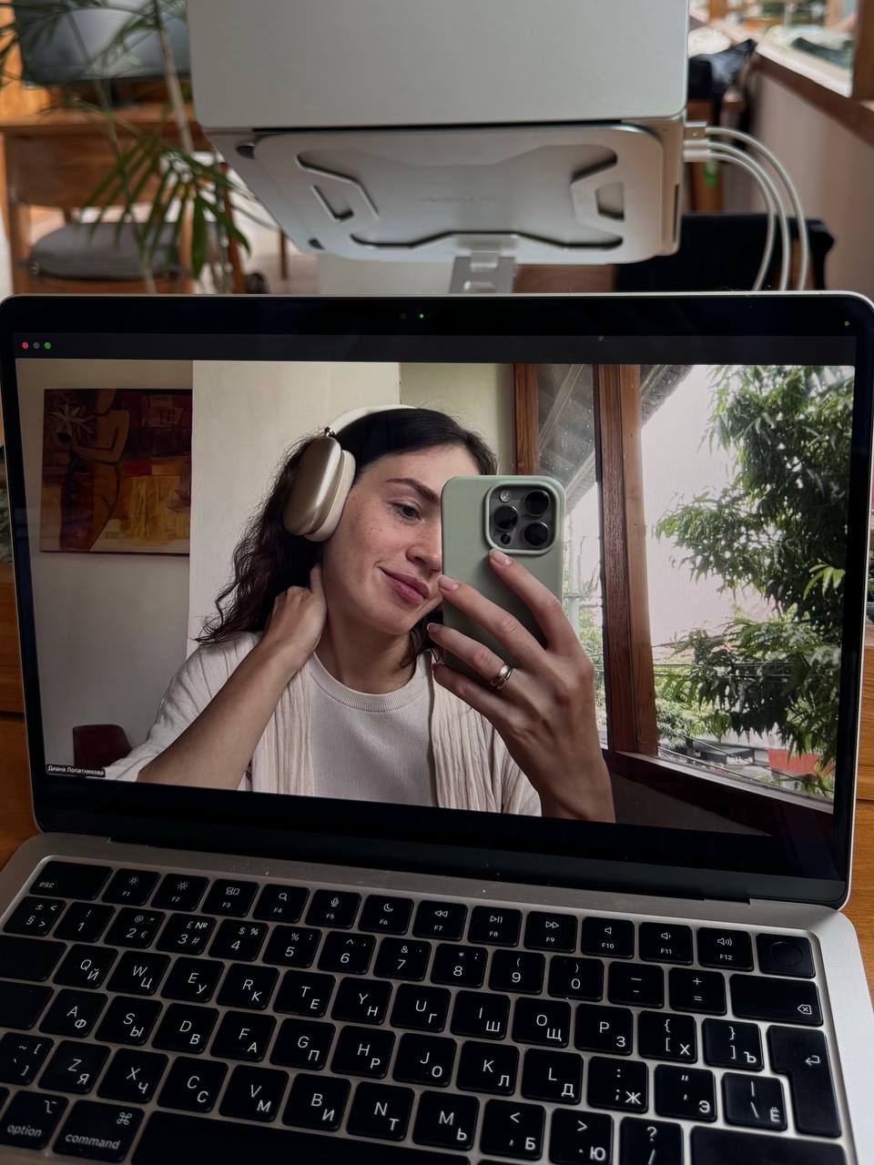 👩‍💻 Что же, с первым рабочим утром!
Самые прошаренные явно взяли отпуск на эти два дня — а для тех, кто с сегодня в строю, у меня есть несколько советов:
1 | Сетка — социальная сеть от hh.ru