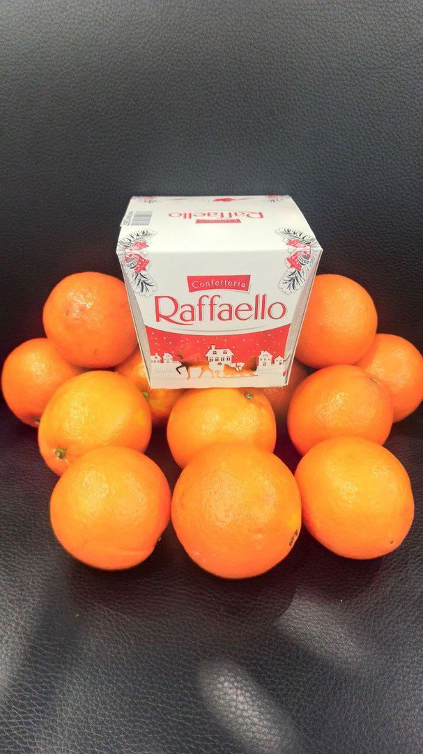 🎄 У нас есть новогодняя традиция: накануне праздника к нам в отделы приходят Дед Мороз и Снегурочка. Они дарят каждому сотруднику подарок: коробку конфет «Рафаэлло» и килограмм апельсинов | Сетка — социальная сеть от hh.ru