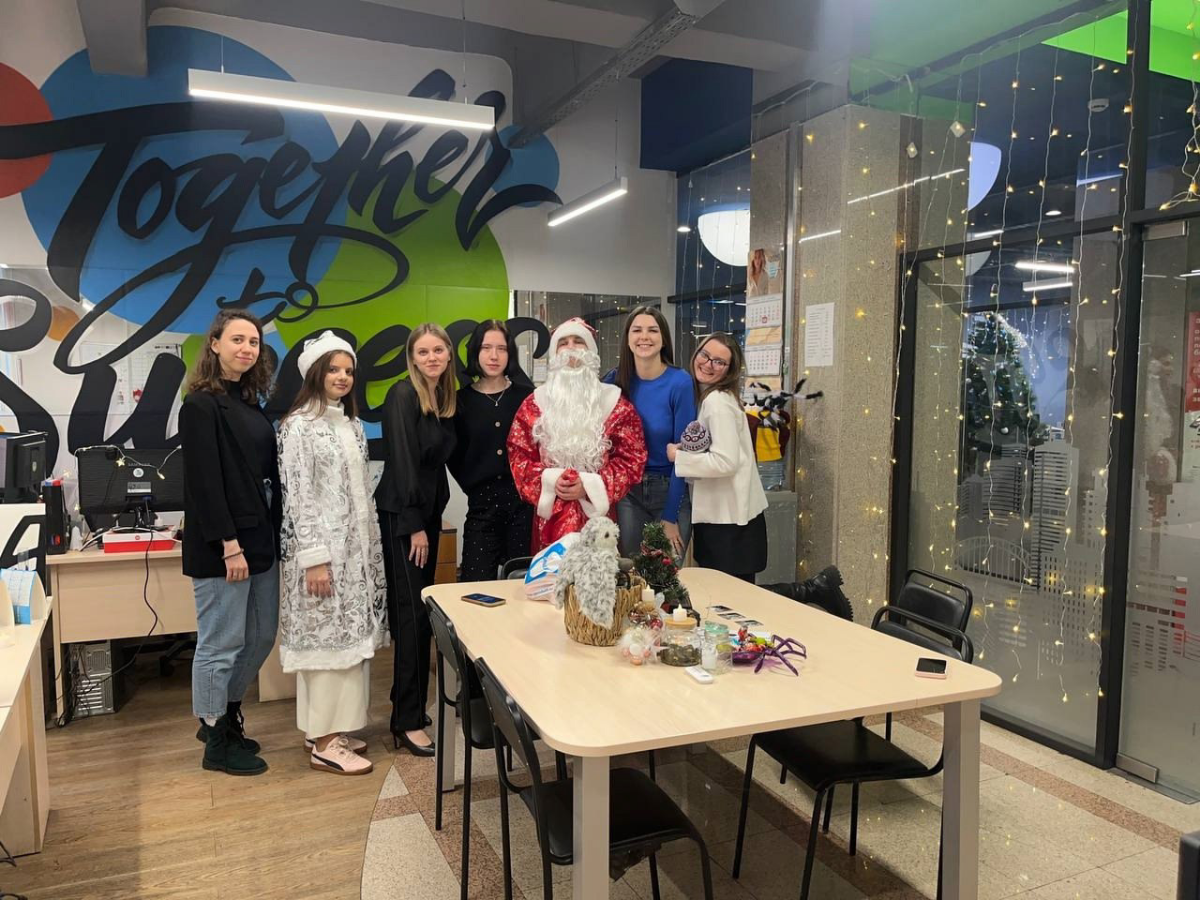 🎄 У нас есть новогодняя традиция: накануне праздника к нам в отделы приходят Дед Мороз и Снегурочка. Они дарят каждому сотруднику подарок: коробку конфет «Рафаэлло» и килограмм апельсинов | Сетка — социальная сеть от hh.ru