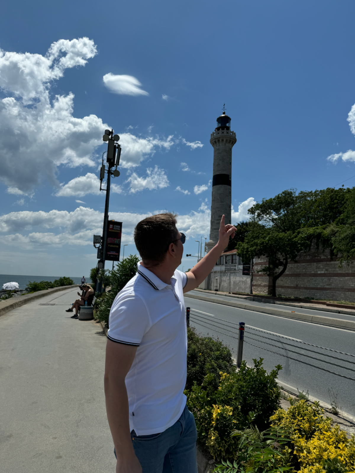 Люди часто ищут информацию, услуги, тренинги, кино, и тд. #бесплатно
- И да, это все есть и это все можно найти | Сетка — социальная сеть от hh.ru