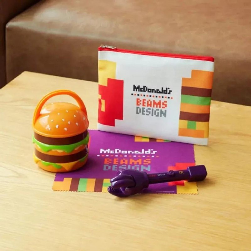 McDonald's Япония использовал локальный контекст и создал «мешок счастья». Такие «мешочки» принято дарить в Японии как символ удачи и счастливого нового года.
Всего в «мешочке» три игрушки | Сетка — социальная сеть от hh.ru