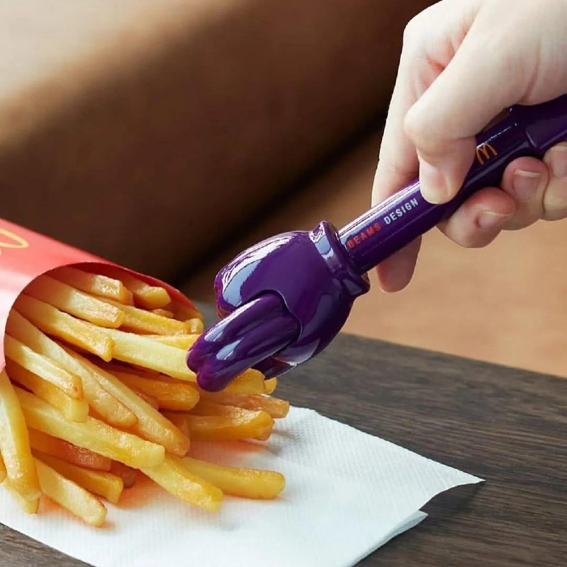 McDonald's Япония использовал локальный контекст и создал «мешок счастья». Такие «мешочки» принято дарить в Японии как символ удачи и счастливого нового года.
Всего в «мешочке» три игрушки | Сетка — социальная сеть от hh.ru