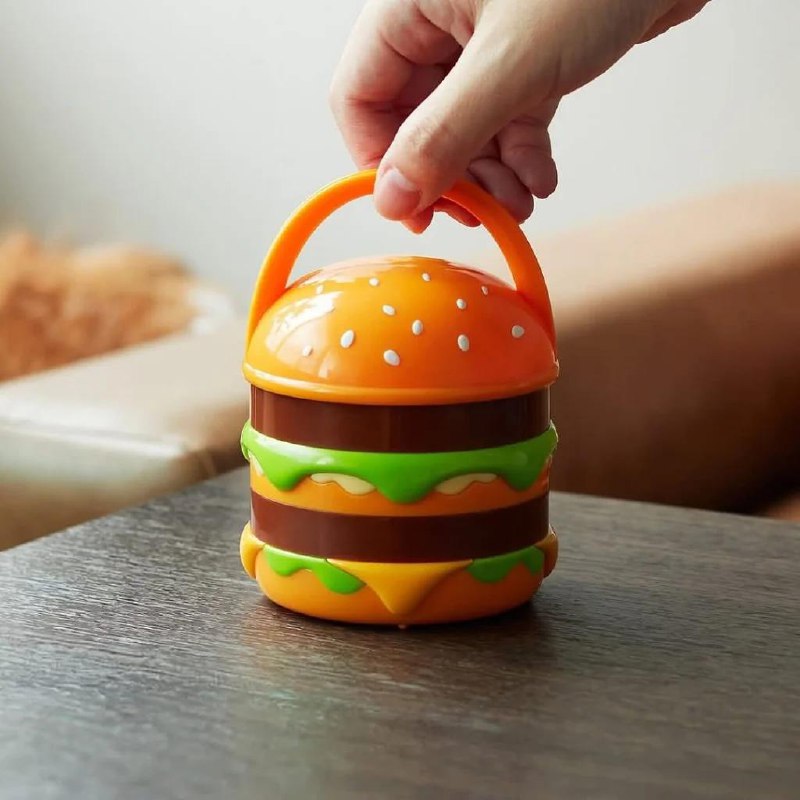 McDonald's Япония использовал локальный контекст и создал «мешок счастья». Такие «мешочки» принято дарить в Японии как символ удачи и счастливого нового года.
Всего в «мешочке» три игрушки | Сетка — социальная сеть от hh.ru