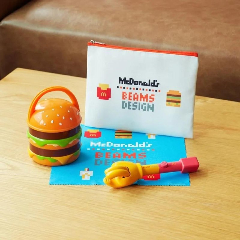 McDonald's Япония использовал локальный контекст и создал «мешок счастья». Такие «мешочки» принято дарить в Японии как символ удачи и счастливого нового года.
Всего в «мешочке» три игрушки | Сетка — социальная сеть от hh.ru
