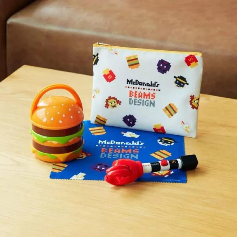 McDonald's Япония использовал локальный контекст и создал «мешок счастья». Такие «мешочки» принято дарить в Японии как символ удачи и счастливого нового года.
Всего в «мешочке» три игрушки | Сетка — социальная сеть от hh.ru