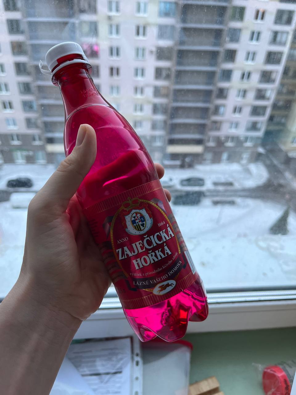 Время охерительных историй!
Знаете что это за красивая бутылочка? Это дорогущая минералка от жопных проблем.
Ну то есть это реально вода, которая лечит от сильных запоров | Сетка — социальная сеть от hh.ru