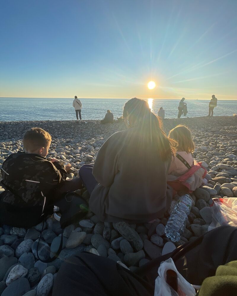16:26 пью на пляже в Сочи перед уездом в горы в снежок | Сетка — социальная сеть от hh.ru