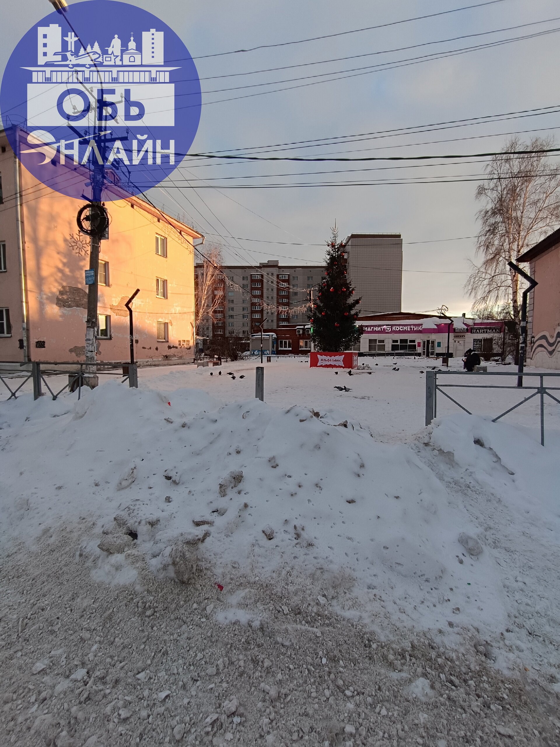 ↗ Урра горкам на Максима Горького быть!
Ведь вряд ли эти кучи снега дорожники просто не убрали? Скорее всего администрация выполняет обещание и готовит снег для снежной горки!!!! ☃️
vk | Сетка — социальная сеть от hh.ru