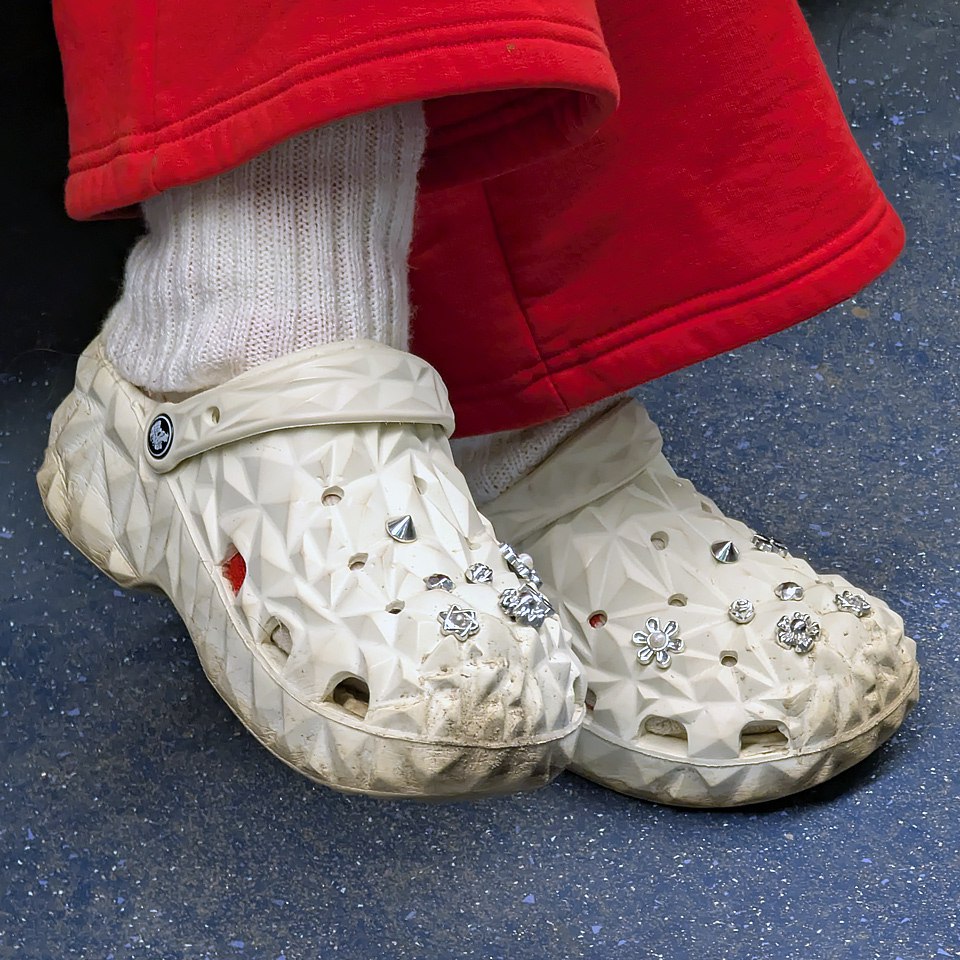 Ну что же, праздники закончились, собственно, как и снег... А вот ЧУДЕСА ещё случаются ✨
Буквально вчера были ЗИМНИЕ КЕДЫ и у участников канала появилось желание увидеть ЗИМНИЕ САНДАЛИИ | Сетка — социальная сеть от hh.ru