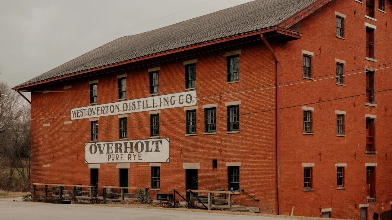 Агентство TAVERN переупаковало виски Overton, обновило стратегию, а так же разработало дизайн бара-музея
Overholt — это не просто старый виски, это важная часть американской истории | Сетка — социальная сеть от hh.ru