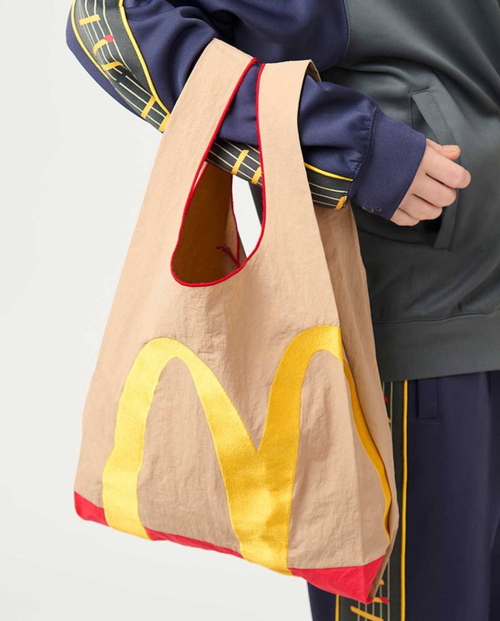 Стиль: Mcdonald’s выпустит коллекцию одежды совместно с японским брендом graniph! Официально дроп 21 января, но на сайте уже доступен предзаказ.
Мерч, который реально хочется.
🍕 зумеры любят пиццу | Сетка — социальная сеть от hh.ru