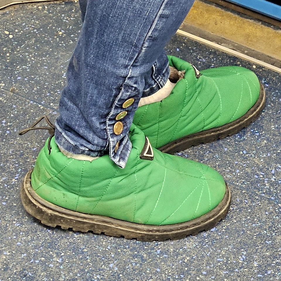 Продолжаем тему ЯРКИХ выходных!
Найдены тут
🪙Цена#1
Альтернатива тут
🪙Цена#2
И о погоде ☁️
Сегодня в Москве пасмурно
Утром 0 ☁️
Днём 0 ☁️
Вечером -1 ☁️
#обувь #январь #2025г #ногимосковскогометро #NMM... | Сетка — социальная сеть от hh.ru