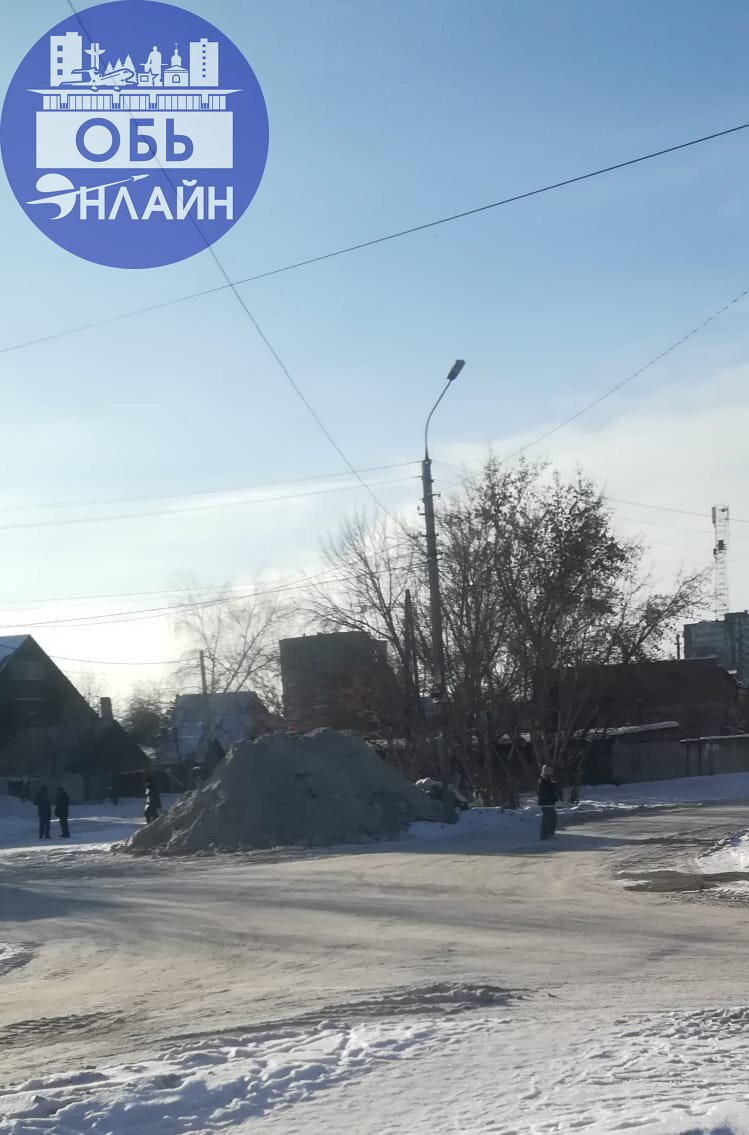 ↗ Ещё одну горку строят на Максима Горького!
Уж теперь не будет спору:
За салазки, да и в гору
Весело бежать!
Правда, мама? Не откажешь,
А сама, наверно, скажешь:
«Ну, скорей гулять!»
vk | Сетка — социальная сеть от hh.ru