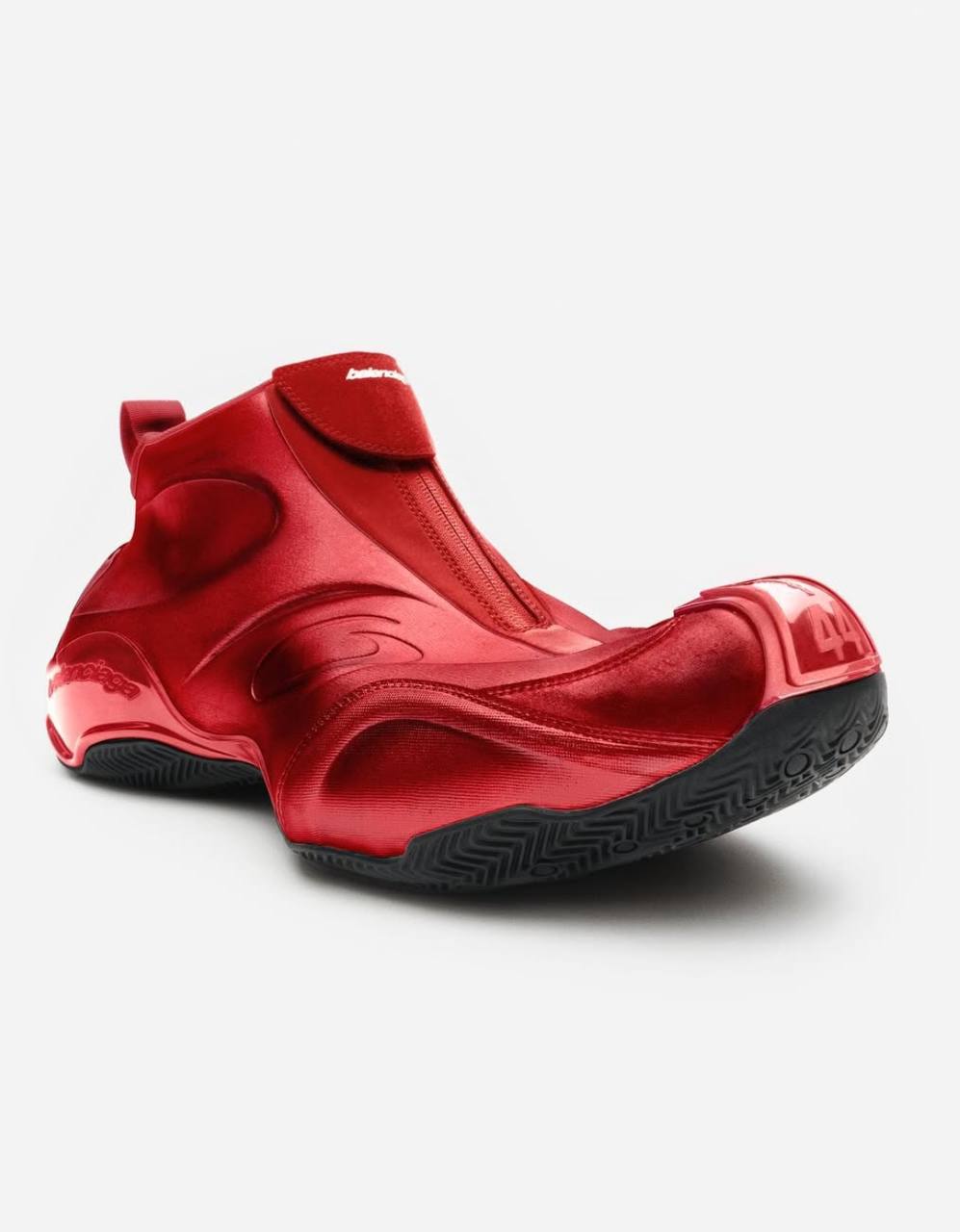 #Артем Так просто?
Многие уже видели нашумевшие баскетбольные кроссы от Balenciaga. Теперь люкс-бренд выпустил полноценную коллекцию одежды: майки, шорты, бомберы, кепки. Цена – ух, как и обычно | Сетка — социальная сеть от hh.ru