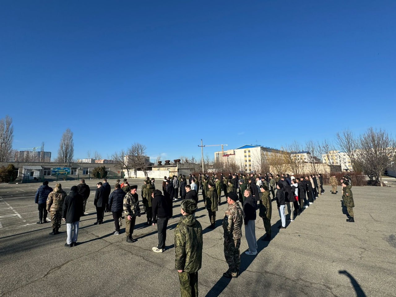 💪🇷🇺Более 100 ставропольцев выступят на юбилейном параде Победы в Москве
Сейчас казаки активно тренируются под руководством помощника атамана Терского войскового казачьего общества Андрея Иванова | Сетка — социальная сеть от hh.ru