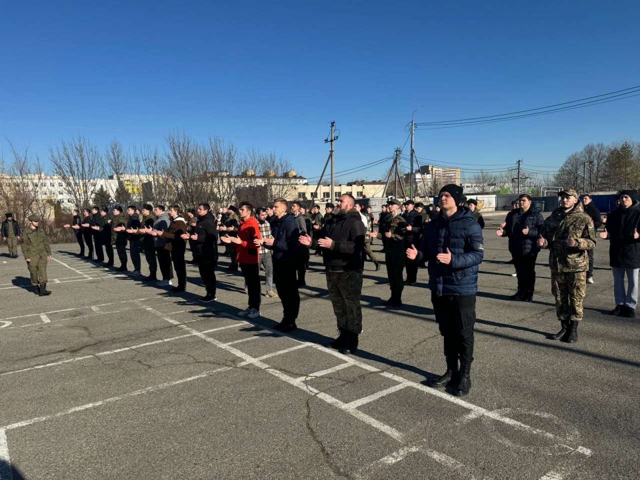 💪🇷🇺Более 100 ставропольцев выступят на юбилейном параде Победы в Москве
Сейчас казаки активно тренируются под руководством помощника атамана Терского войскового казачьего общества Андрея Иванова | Сетка — социальная сеть от hh.ru