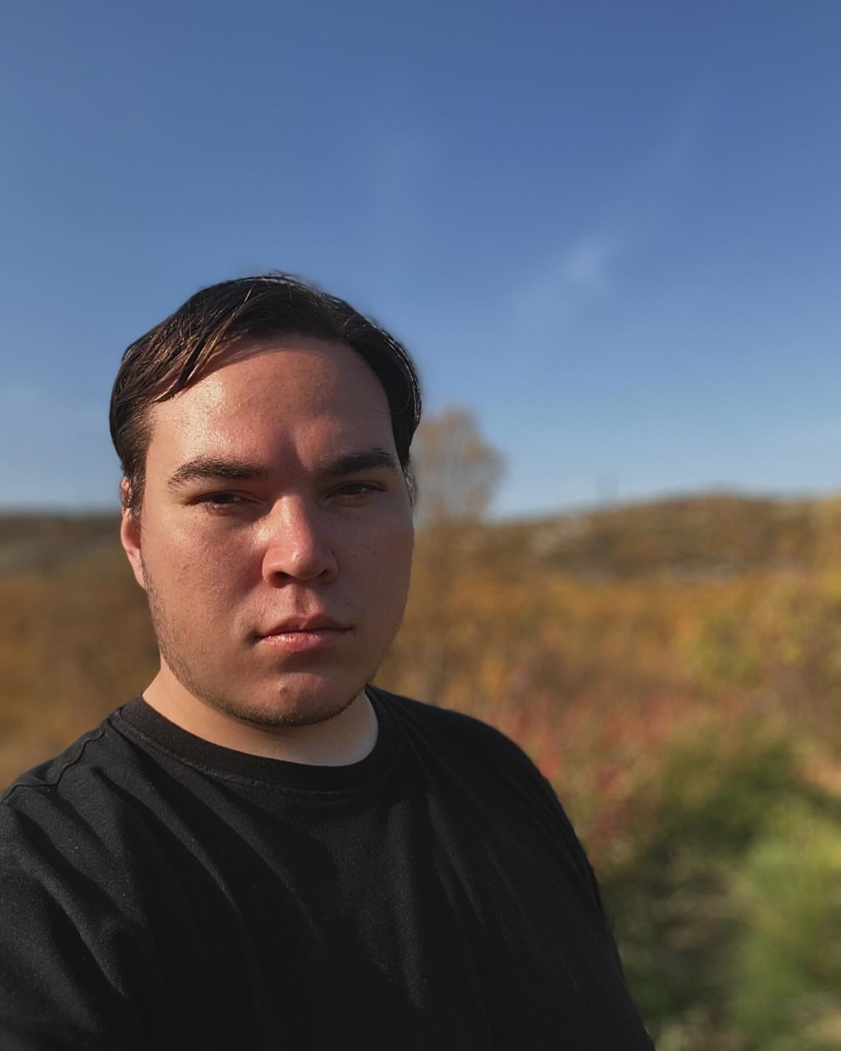 Привет, мой дорогой читатель или же подписчик.
Пора вновь познакомиться
Меня зовут Никита Обухов.
25 лет.
Живу в военном гарнизоне Мурманской области... с родителями и младшим братом | Сетка — социальная сеть от hh.ru