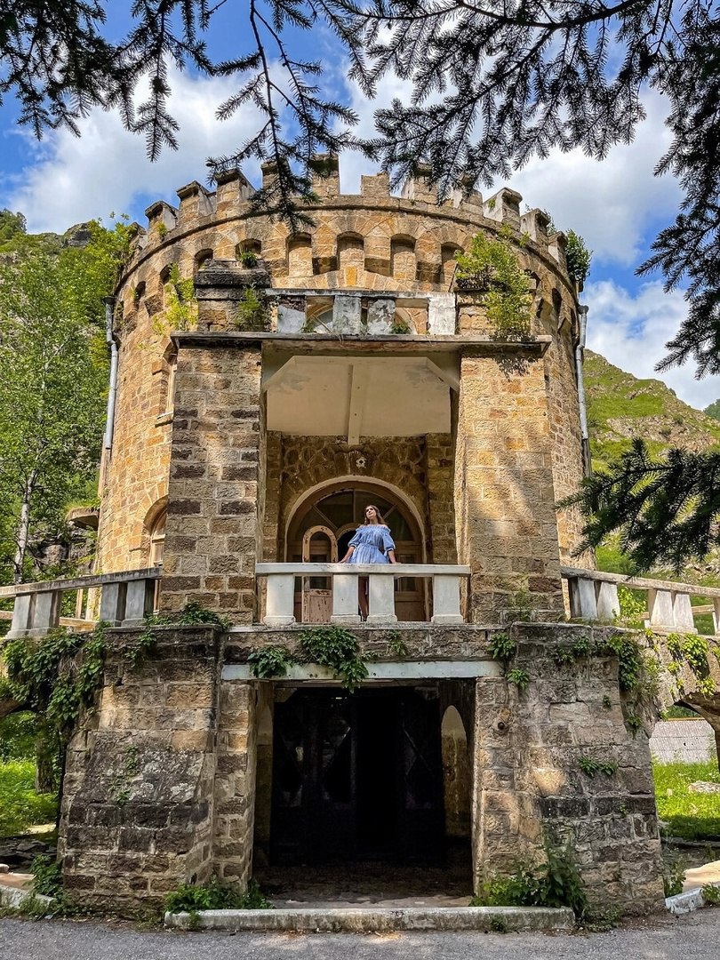 Тайна заброшенного замка в Долине Нарзанов в Кисловодске
Издалека кажется, что эта постройка в средневековом стиле простояла не один век. Но это заблуждение: замок построен в 1934 году | Сетка — социальная сеть от hh.ru