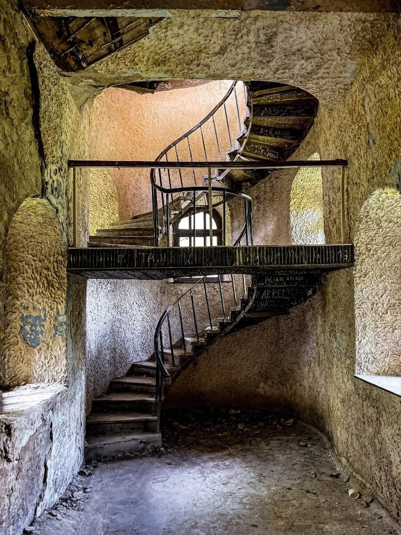 Тайна заброшенного замка в Долине Нарзанов в Кисловодске
Издалека кажется, что эта постройка в средневековом стиле простояла не один век. Но это заблуждение: замок построен в 1934 году | Сетка — социальная сеть от hh.ru