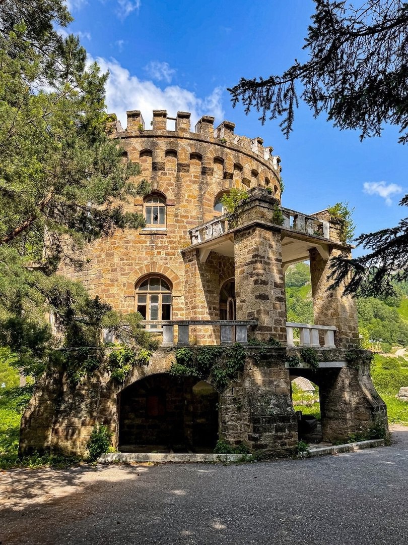 Тайна заброшенного замка в Долине Нарзанов в Кисловодске
Издалека кажется, что эта постройка в средневековом стиле простояла не один век. Но это заблуждение: замок построен в 1934 году | Сетка — социальная сеть от hh.ru
