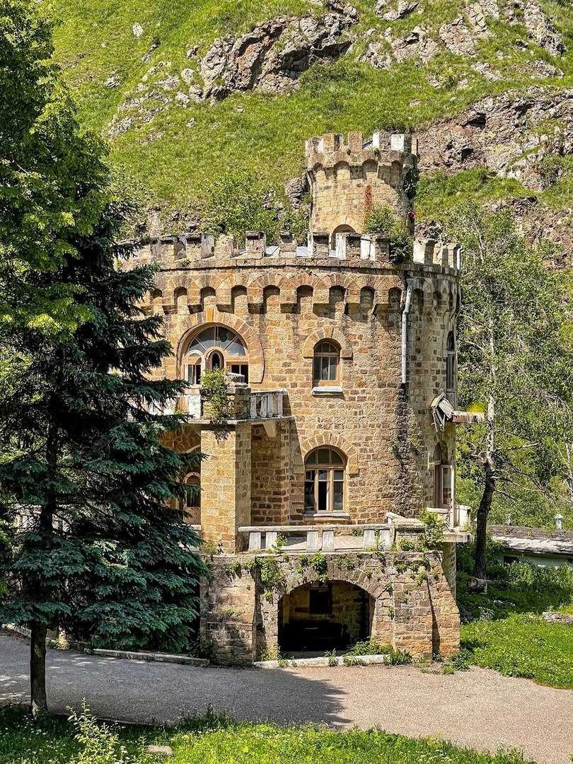 Тайна заброшенного замка в Долине Нарзанов в Кисловодске
Издалека кажется, что эта постройка в средневековом стиле простояла не один век. Но это заблуждение: замок построен в 1934 году | Сетка — социальная сеть от hh.ru