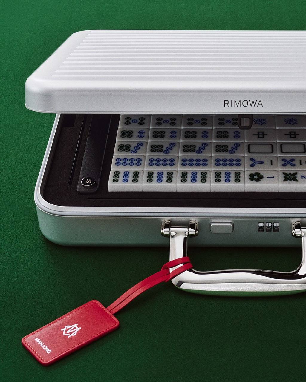 Набор для маджонга от Rimowa просто парковка для глаз🀄Красиво ❤️‍🔥
Стоимость всего $37200 😳 | Сетка — социальная сеть от hh.ru