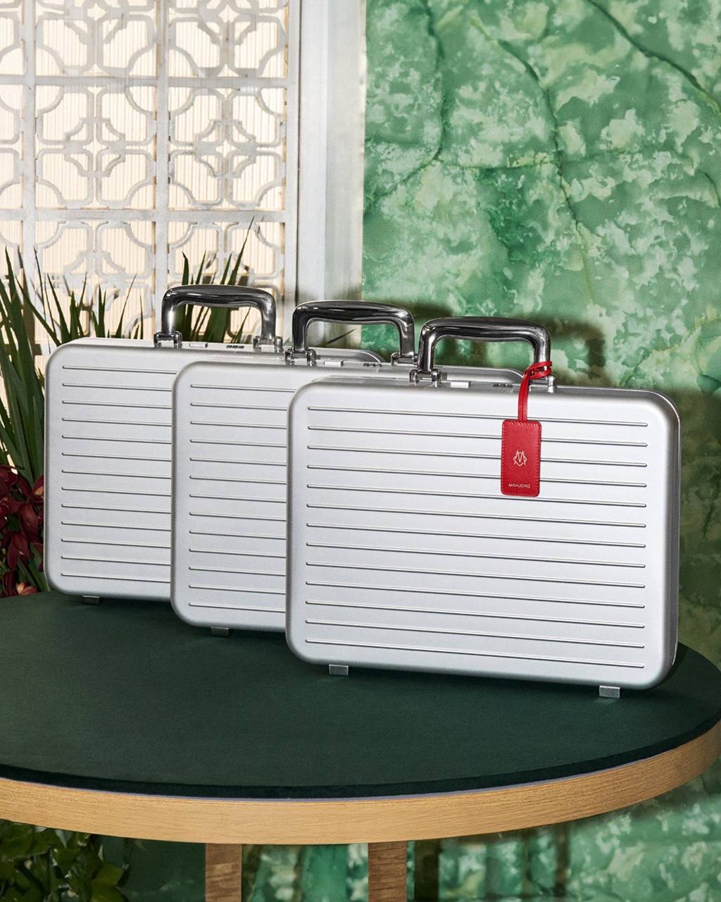 Набор для маджонга от Rimowa просто парковка для глаз🀄Красиво ❤️‍🔥
Стоимость всего $37200 😳 | Сетка — социальная сеть от hh.ru