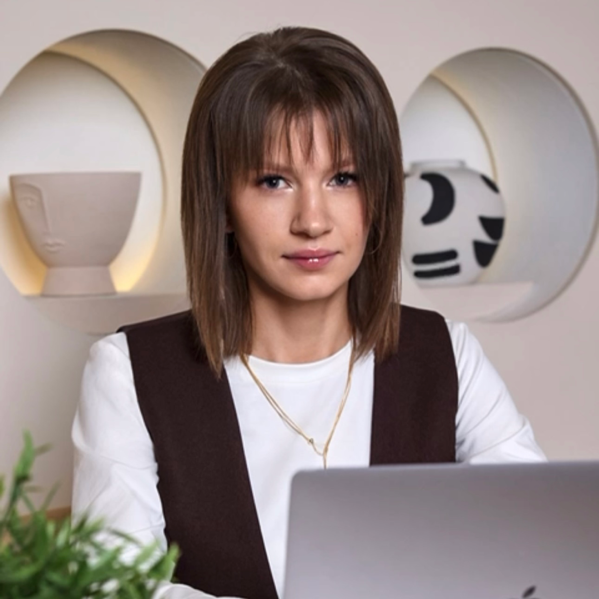 В прошлом году я открыла двери в новую профессию! 👩‍🎓❤
Всегда любила учиться и искать для себя новые горизонты. Теперь я сама делюсь знаниями, выступая в роли бизнес-тренера | Сетка — социальная сеть от hh.ru
