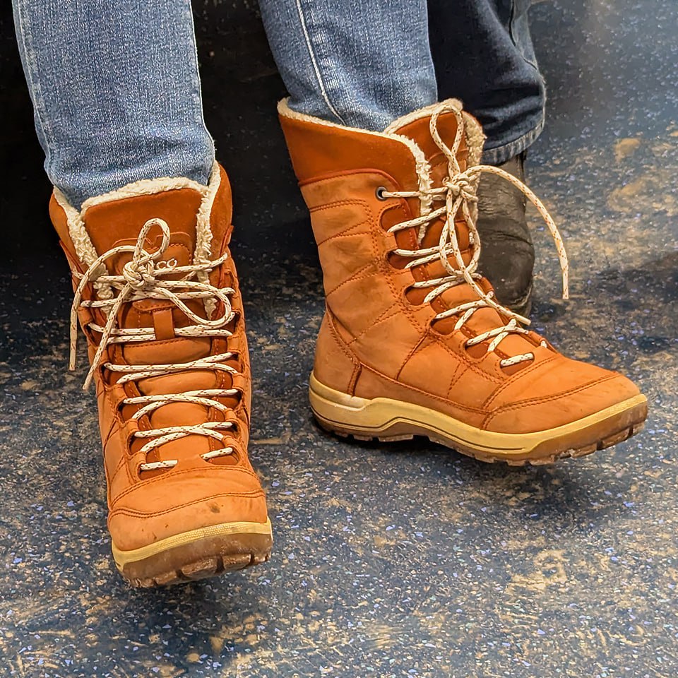 Самое подходящее для утренних сугробов — яркие ботинки ECCO
В продаже нет, ранее были тут
#обувь #январь #2025г #ногимосковскогометро #NMMetro #метро #москва #оранжевый #ботинки #Ecco | Сетка — социальная сеть от hh.ru