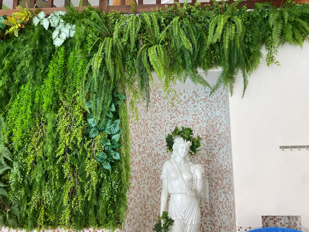 🪴Фито стена, для Гранд Петергоф Спа отель.
🌿В наполнении использованы растения высокого качества, реалистичные ботанические копии.
Материалы: силикон, мягкий пластик | Сетка — социальная сеть от hh.ru