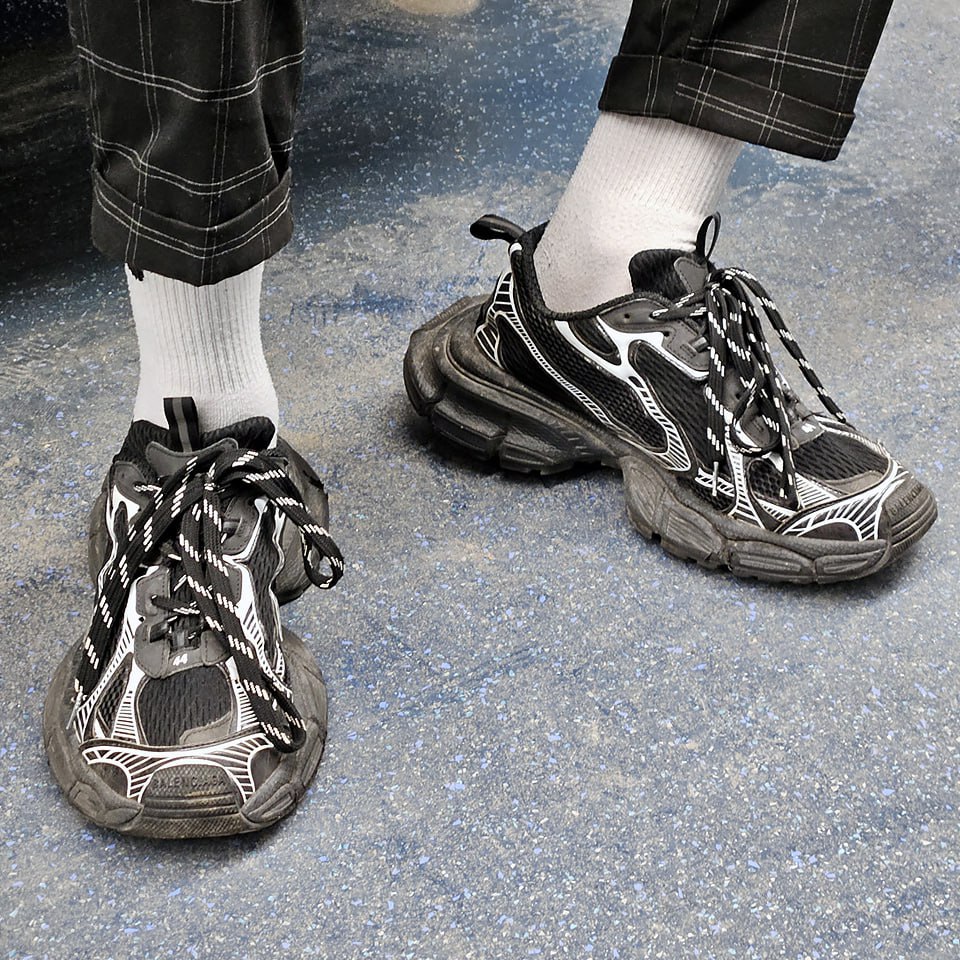 Стиляга в БАЛЕНСЯГЕ!
Вот это чудо "ЭСТЕТИКИ" и "ДИЗАЙНА" с расплющеной пяткой можно узнать издалека... И это линейка Balenciaga muddy 3XL (есть ещё 6XL) | Сетка — социальная сеть от hh.ru