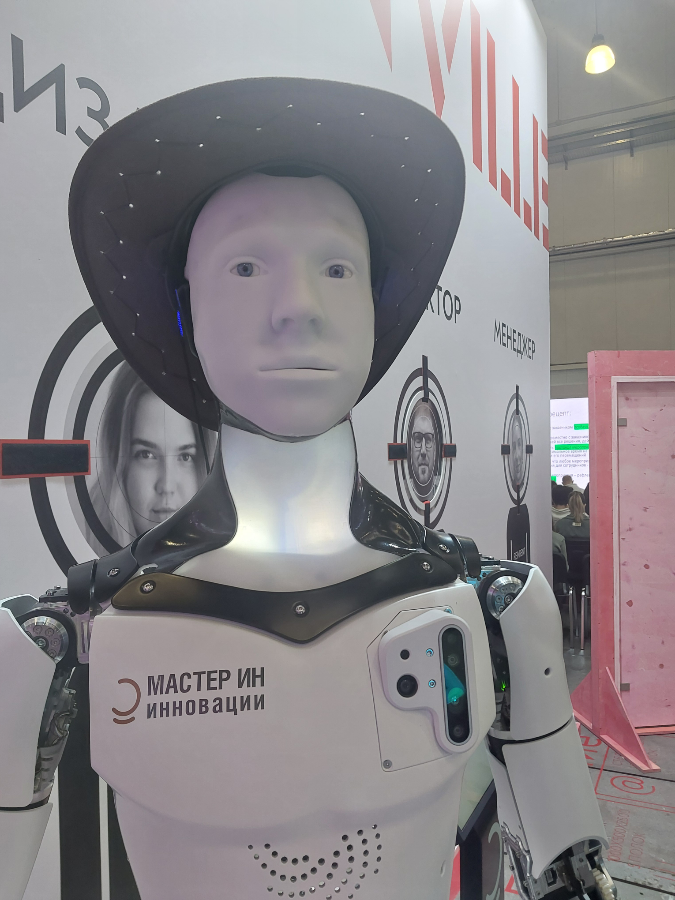 Эффект зловещей долины IRL. 
Действительно, присутствует некий дискомфорт. Как будто что-то потустороннее  "смотрит в душу". 
Это вам не милые роверы с едой)))) 
#promediatech | Сетка — социальная сеть от hh.ru
