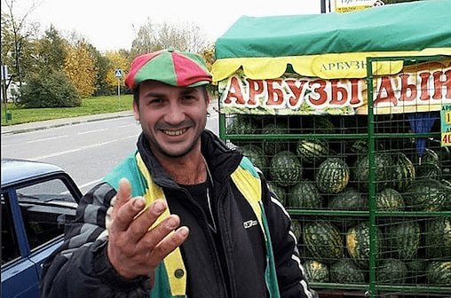 Ашотик будет преследовать тебя...
...чтобы предложить свои овощи в магазине сантехники
...не пугайся, сейчас все поймешь.
Консультация идет гладко, пока не начинаешь отвечать на этот вопрос | Сетка — социальная сеть от hh.ru