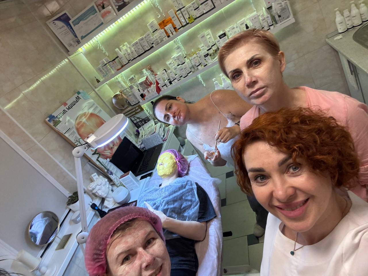 «Школа красоты»❤️ для женщин
В наступившем году встретились первый раз, сделали отличную процедуру, каждому свою ! Конечно же обсуждали новогодние праздники и новые цели,
Вспоминали какие процедуры бы... | Сетка — социальная сеть от hh.ru