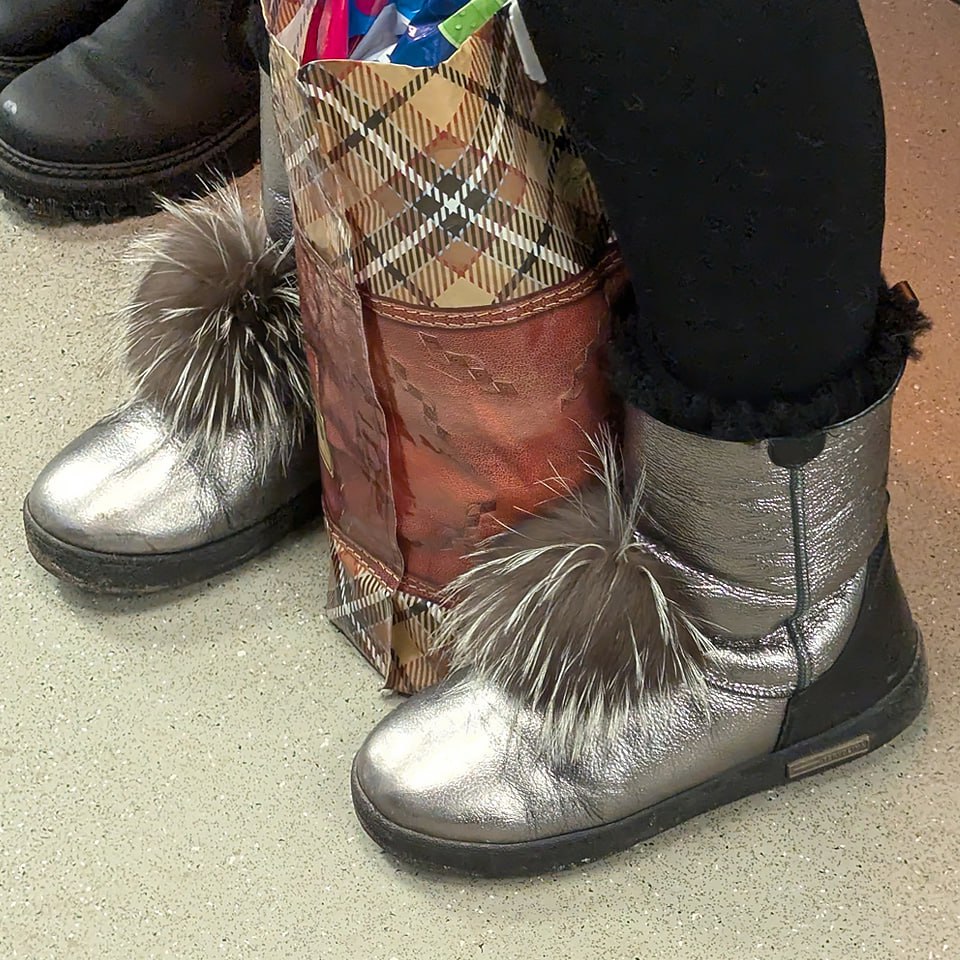 Разбавим-ка ленту чем-нибудь СЕРЕБРИСТО-ЛОХМАТЫМ
#обувь #январь #2025г #ногимосковскогометро #NMMetro #метро #москва #блестящий #лохматый #серый #сапоги | Сетка — социальная сеть от hh.ru