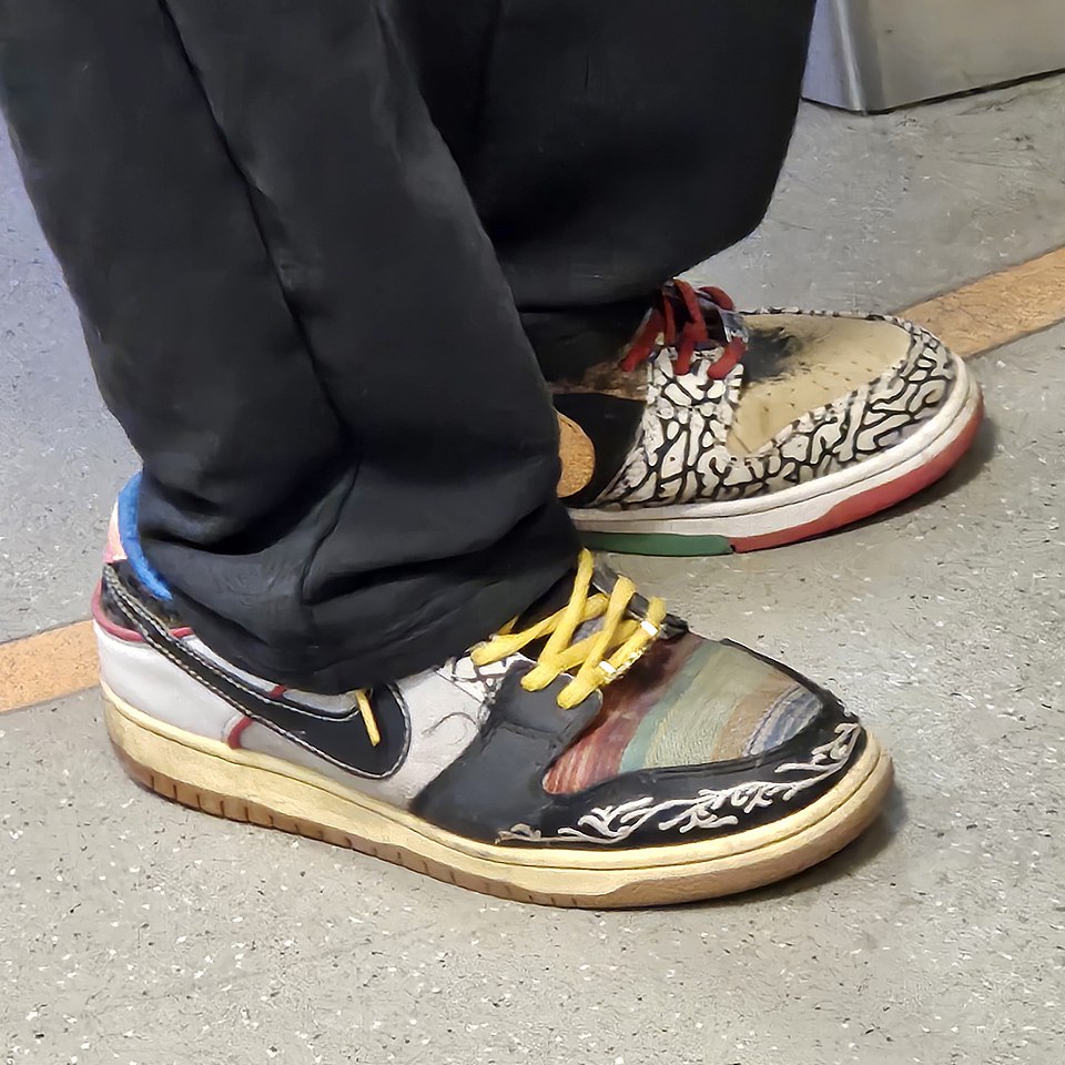 КРУТЫШИ 🔥
И это — Nike SB Dunk Low What The Paul 🤩
Этот взрыв красок и текстур посвящён многолетнему коллабу известного скейтбордиста Пола Родригеса и Nike | Сетка — социальная сеть от hh.ru