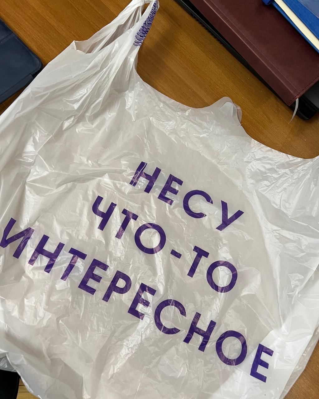 А вы видели, что у ВБ новые пакеты? ❤️
Меня старые почему-то выбешивали. На мой взгляд, они выглядели прям пошло и дешево: выходить с ними куда-то не хотелось совершенно.
А сейчас? Ну, другое дело ж | Сетка — социальная сеть от hh.ru