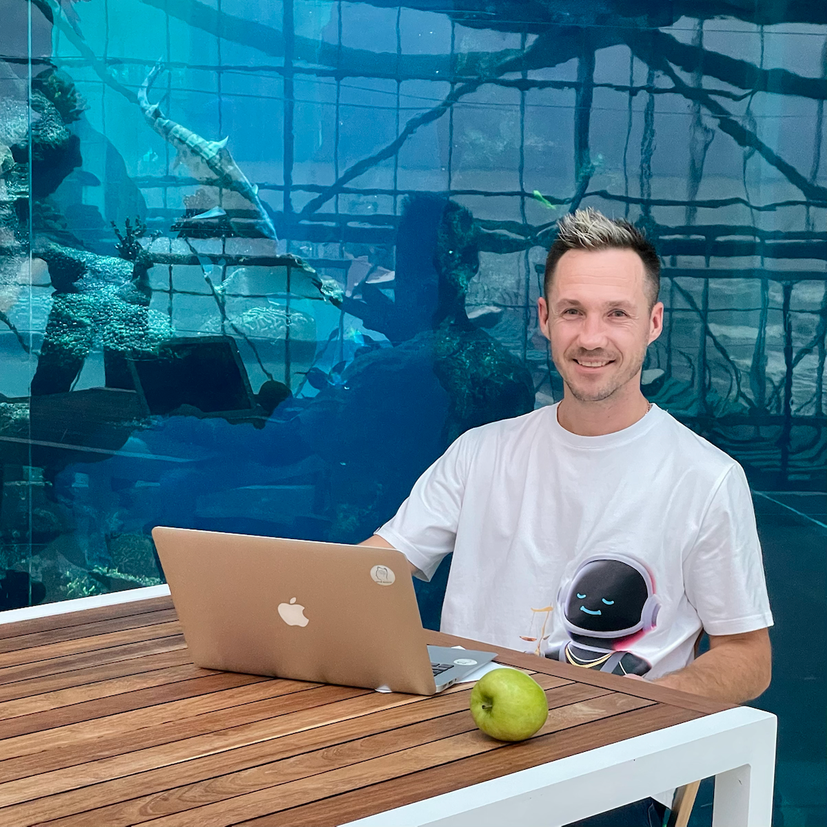 🍏 2 ЯБЛОКА И СОТНИ РЫБ 🐠
💯 Только ноутбук или телефон, хорошее настроение и качественное окружение!
Это все, что нужно для любимой работы из любой точки мира!
💰 Причем в эти «точки» вы можете ездить в... | Сетка — социальная сеть от hh.ru