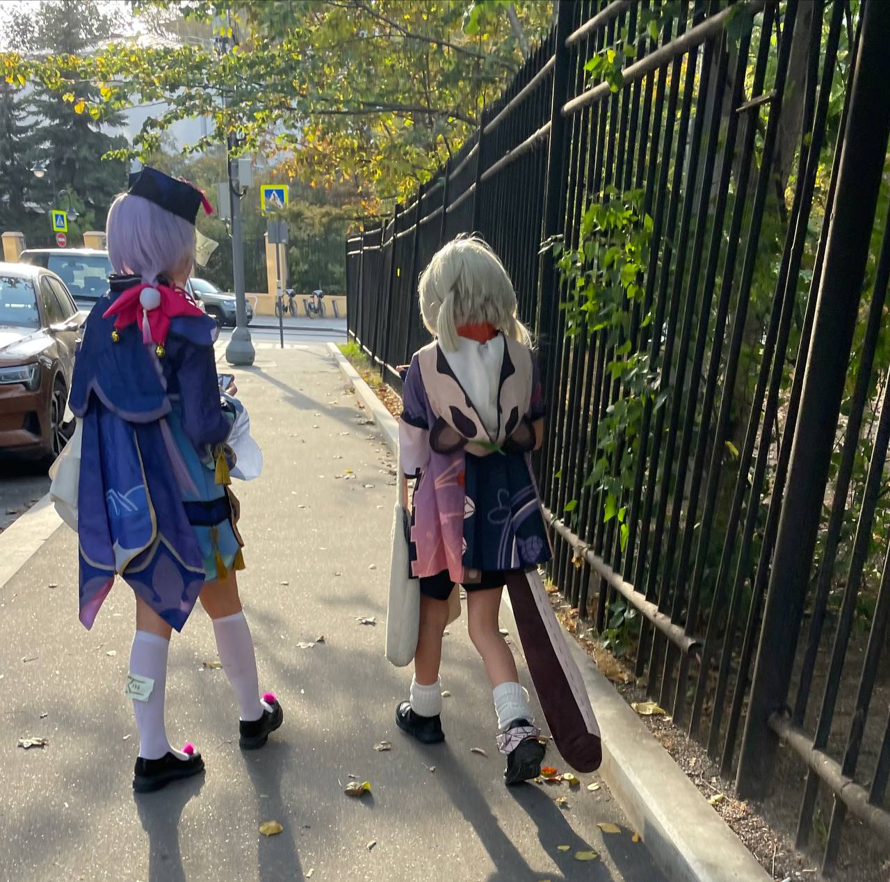 Московских историй накопилось.
*
5 августа. Магнолия на Татарской. Тепло и еще не понятно, что скоро осень. Запойная пара лет по 30 и девочка 5 лет с грустными глазам. Женщина берет два пива | Сетка — социальная сеть от hh.ru